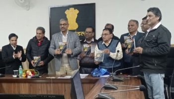डॉ.प्रभात सिंघल और अनुज कुच्छल की  पुस्तक का मंडल रेल मंडल प्रबंधक द्वारा विमोचन