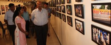 प.रे. के महाप्रबंधक श्री एके गुप्ता ने फोटो प्रदर्शनी का उद्घाटन किया