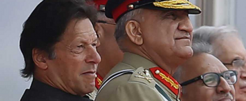 पाकिस्तान में इमरान ख़ान और जनरल बाजवा की जुगलबंदी मुश्किल में?
