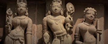 खजुराहो मंदिर संपूर्ण काव्य व्यक्त करते हैं, जिसमें मूर्तियों में गहरे दार्शनिक अर्थ समाहित हैं