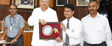 मुख्यमंत्री डॉ, रमन सिंह से मिले अंतर्राष्ट्रीय पुरस्कार विजेता स्कूली छात्र