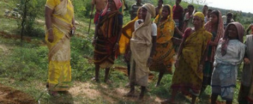 आदिवासियों को शिकार पर जाने से ऐसे रोका इस महिला अधिकारी ने
