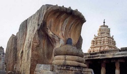 आंध्र प्रदेश का  झूलते स्तम्भों वाला लेपाक्षी मंदिर एक रहस्य
