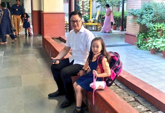 मंत्रीजी की बेटी मंत्री जी को स्कूल ले ही गई