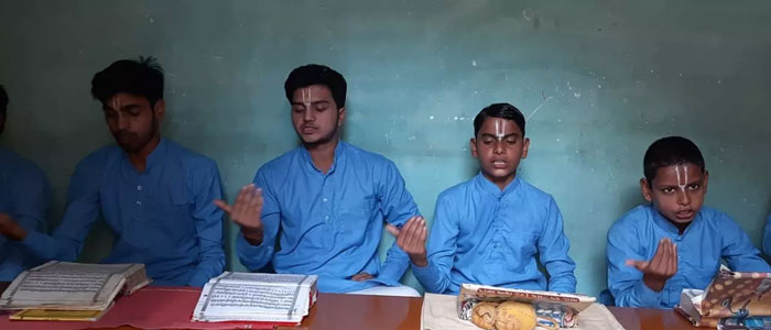 इस संस्कृत विद्यालय में विदेश से भी पढ़ने आते हैं बच्चे