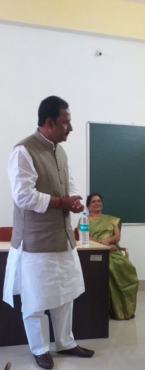प्राध्यापकों के रिफ्रेशर कोर्स में वि.वि.में डॉ. चन्द्रकुमार जैन का अतिथि व्याख्यान