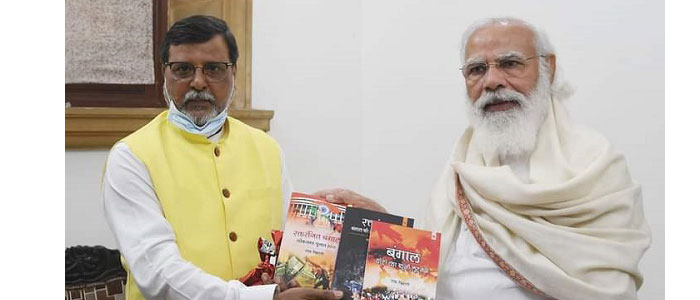 एनयूजेआई के अध्यक्ष और वरिष्ठ पत्रकार रास बिहारी ने प्रधानमंत्री को भेंट की अपनी तीन पुस्तकें