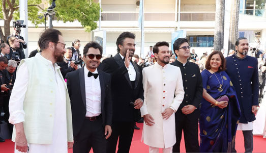 कान फ़िल्म महोत्सव के रेड कार्पेट पर भारतीय प्रतिनिधिमंडल ने अपनी चमक बिखेरी