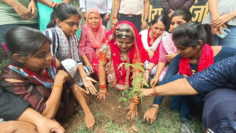 कोटा पब्लिक लाईब्रेरी मे एक पेड़ माँ के नाम के तहत वृक्षारोपण