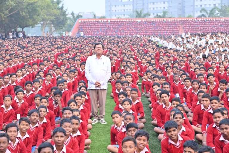 शीत ऋतु की शुरुआत में डॉ. अच्युत सामंता ने  40 हजार आदिवासी छात्र-छात्रों को प्रदान किए ऊनी वस्त्र