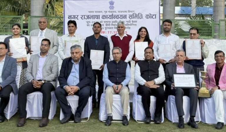 रेल निबंध प्रतियोगिता के पुरस्कार वितरित