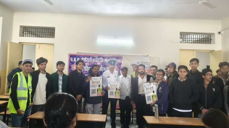 यातायात जागरुकता’ के लिए किया छात्रों से संवाद, कई छात्र बनें ट्रैफ़िक प्रहरी