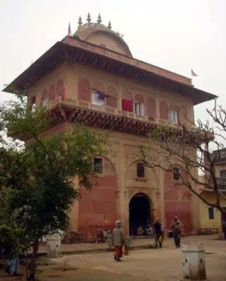 टिकारी रानी के मन्दिर पर देवरहा हंस बाबा का “भक्ति धाम” स्थापित