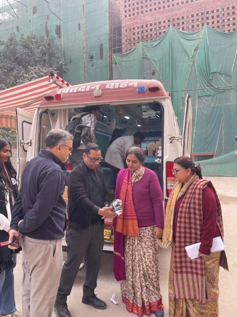 रक्तदान से बड़ा दान कुछ नहीं – प्रो अंजू श्रीवास्तव हिन्दू कालेज में रक्तदान शिविर