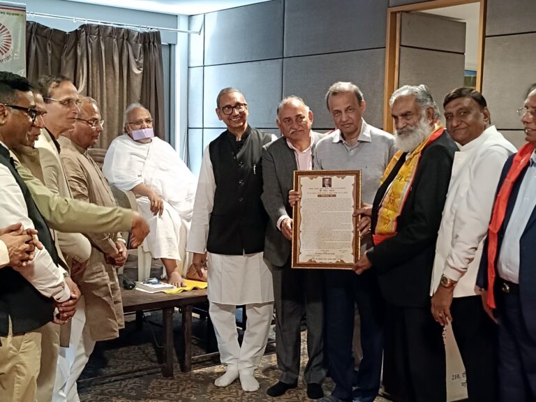 महासभा के अध्यक्ष महेन्द्र नाहटा और प्रधान न्यासी सुरेश गोयल का अभिनंदन