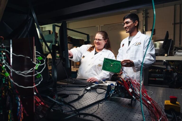 सेमीकंडक्टर: अनुसंधान और रणनीति में साथ-साथ